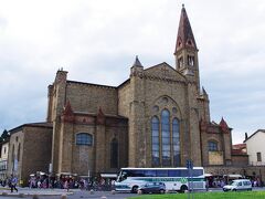 駅を出ると、すぐ正面に
サンタマリア・ノヴェッラ教会が見えます。