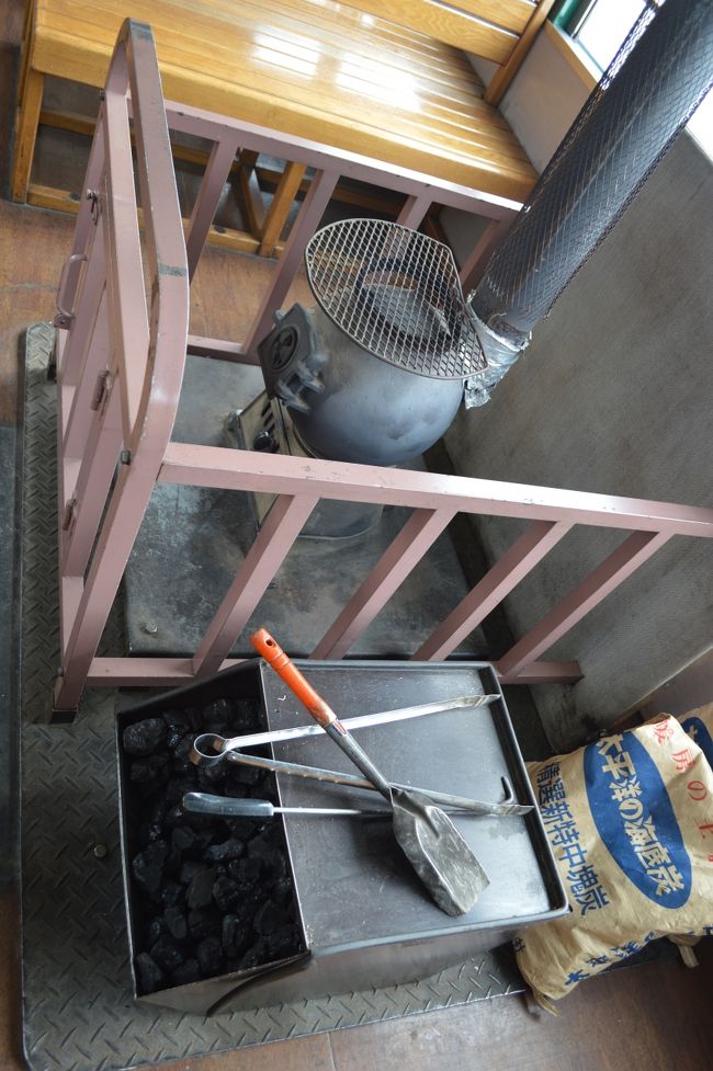 客車内に石炭ストーブがあります。