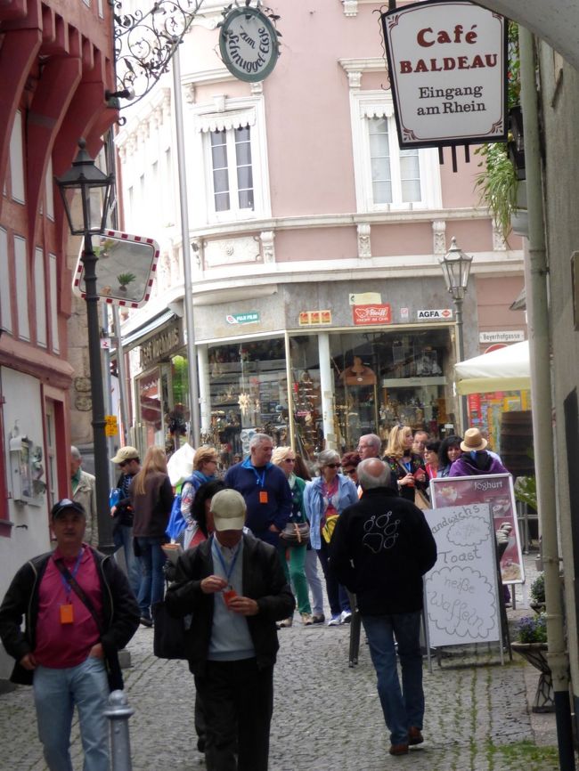 　まだまだ舟がやってくるまでには時間があるので、ボッパルトの街を巡ることにします。日曜日ですから、礼拝に行く人たちがポツポツと見えてきます。