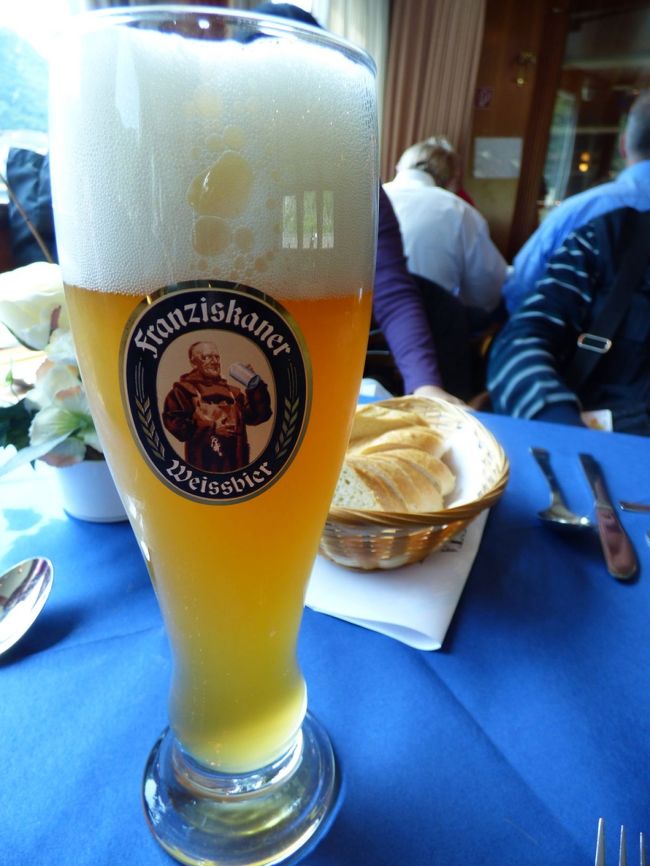 昼飯の時間になりました。ま、とりあえずヴァイス・ビアｰですね。