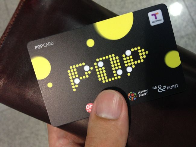 定刻にて仁川空港へ到着。<br />初めてのチェジュ航空でしたが、178CM大きめの体格の僕でも窮屈に感じることもなく、あっという間のフライトでした。<br />直前セールをしていたくらいなのでガラガラかと思いきや、９割はうまってた。<br /><br />着後、<br />入国審査までが遠くて遠くて、、<br />審査自体はなんなく終わり、入国。<br /><br />キャッシングをしようとATMを探すのですが、何故か引き出せない。<br />去年韓国にきたときも同様の現象がおこったので、予め現金を多めに持ってきたのですが、何でなんだろう。<br />因に去年も今年も、ダウンタウンのATMでは問題なく引き出せました。<br /><br />韓国だーーーー！ということでコンビニにてT-MONEYカードを購入します。<br />デザインがK−POPを彷彿とさせかわいい。