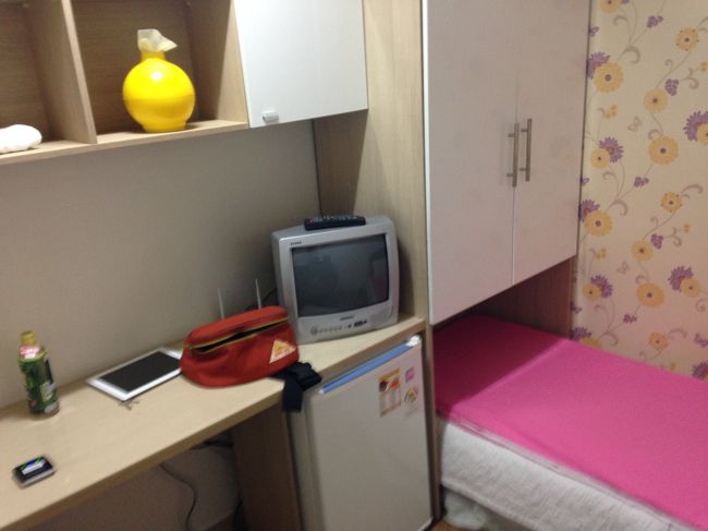 電車（A-REX?)と地下鉄を乗り継いで、宿に到着。<br />明洞駅の10番出口から3分くらいの距離で、通り道にセブンがあり便利です。<br />ゲストハウスのような雰囲気ですが、十分です！<br />韓国＝日本語通じる　というイメージがあるのですが、<br />受付のお兄さんは英語、韓国語オンリーなようでした。<br /><br />キッチンにあるご飯やジュースはフリーで飲んでいいようだったので、<br />夜のどが乾いたときに外出する必要がなく、よかったです。<br /><br />荷物をおいて、よるご飯に出かけます。