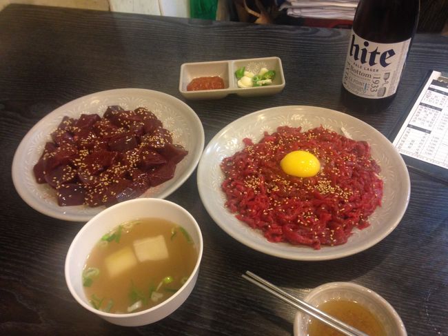 なんたって韓国は合法で生肉がたべられる！！<br />しかも広蔵市場ではそれぞれ12000Wと格安でこの量が頂けます。（衛生状態はよくないと聞きますが、、、）<br />うまーい！幸せ！これを食べるためにきた！<br />ユッケは日本と違い、下に梨がしかれてました。これはこれでさっぱり美味しい。<br /><br />ほんとは有名店のチャメチッに行きたかったのですが、<br />すぐ手前のお店に入りました。<br />値段は一緒、味の違いはわかりませんが、おばちゃんいわく量がおおいらしい。<br />確かにそんな気がする！（気のせい？）<br /><br />韓国は一人で食事する文化がないと聞き、実際一人の客は僕だけでした。さびしい。