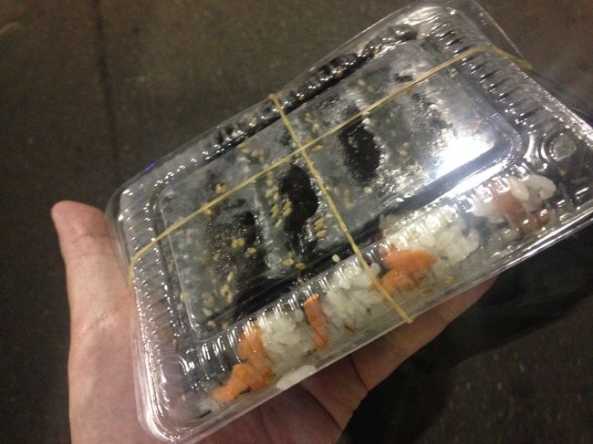 8本で2000Wと気軽なお値段。<br />オニーサン麻薬キンパーと声をかけられたので買ってみました。<br />おなかはちきれそうなのに。<br />どの店が元祖なのかわからないけど、特にこだわりもなく、、、<br />持って帰って食べましたが美味しくて大満足！<br />日本のデパートで買ったときは「のりまきじゃん」という感想だったのだけど、<br />何が違うのか。