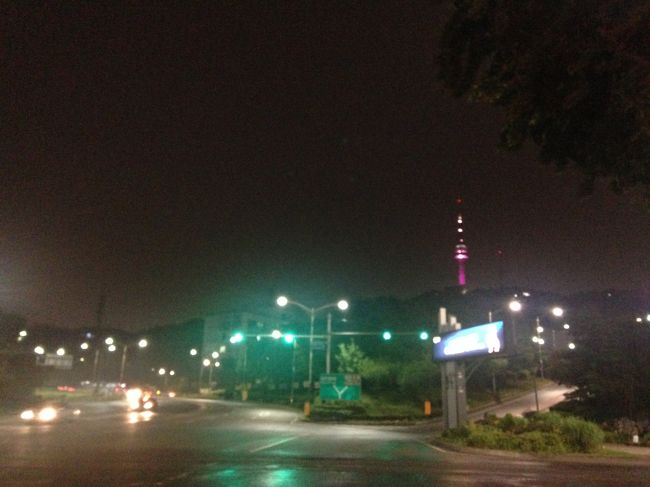 電車で明洞に戻り、ソウルタワーを望みながら帰路。<br />明洞の中心は、時間が時間なので静かでした。