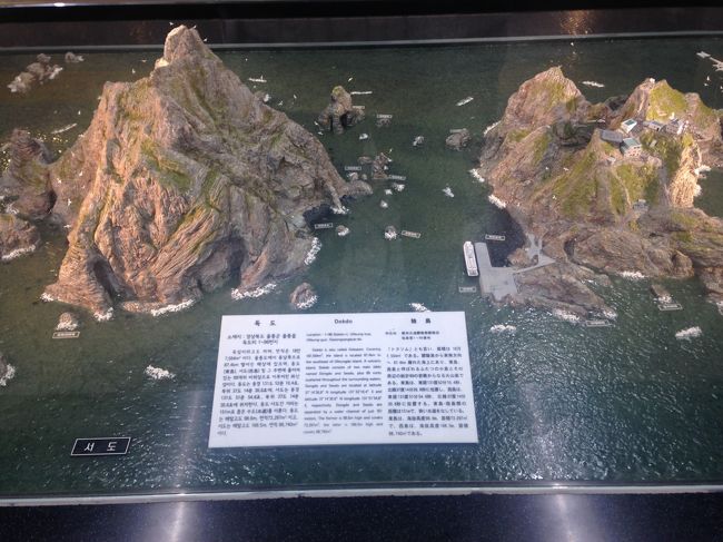 この日はどこいこ〜とガイドブックも何も持たずに来たため、リサーチを。<br />北村に行くことにしました。<br />地下鉄の目的地駅に独島の展示が。この展示が色んなところにあって、家族でみてたりするのが驚きだわ。