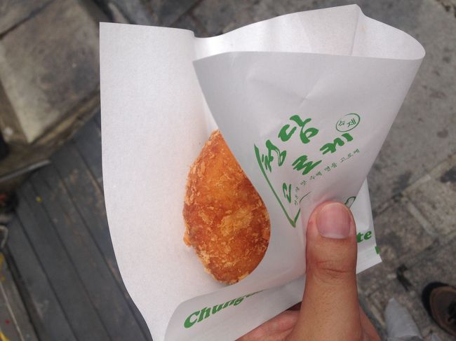 外はカレーパンで、中身は数種類から選べるということで、小豆入りのものにしました。<br />ひらたくいうとあんぱんなのですが、外側がこんなあんぱんは初めて食べるためとっても新鮮。<br />小豆も甘すぎず、美味しく頂きました。