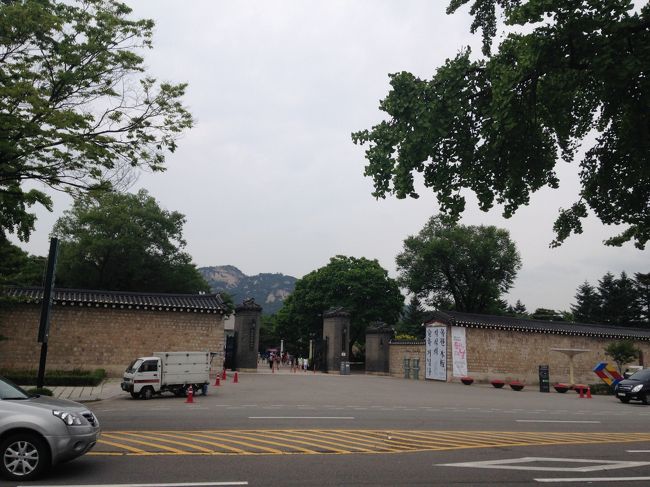 ガイドブックに載ってるとこだよね、たぶん。<br />何なのでしょう。<br />興味あったけど、疲れていたのでスルー。<br />ここいらで2時前。<br />昼営業が2時半迄のお店にいきたいけど、地下鉄じゃ間に合わない！<br />ということでエオゲ駅までタクシーにらいどーん！