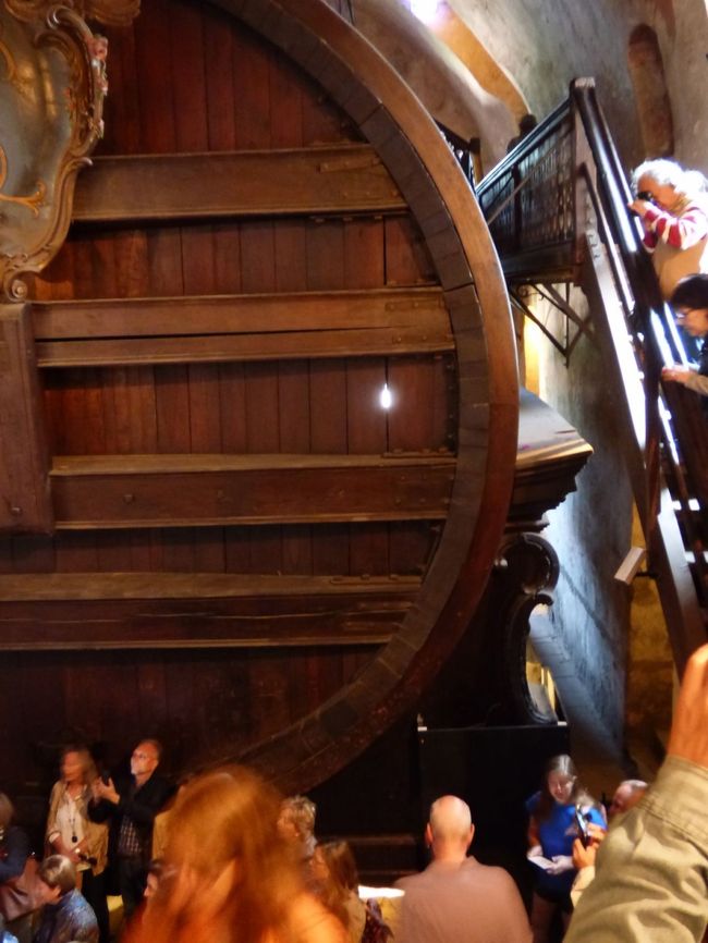 で、これがそのお城の一角に鎮座ましましております、22万リットルの容量があるというワイン樽でございます。いやぁ、でっかい！