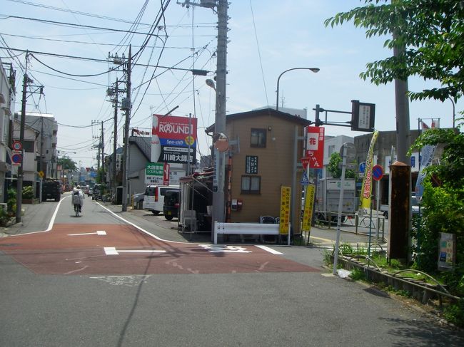 神社の方によると、旧東海道の道が残っている部分とのことです。中央の居酒屋を挟んで左が旧東海道の右が現国道。