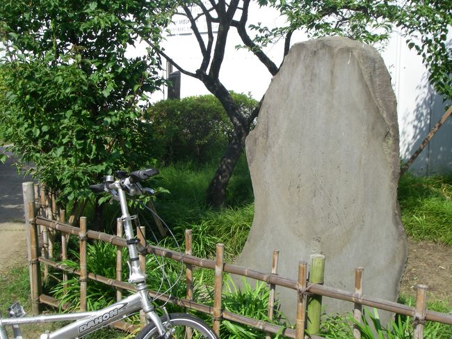 国道左側京急線との間に梅屋敷跡があります。中には幾つかの石碑があります。　里程標には「距日本橋三里十八丁」と刻まれていたそうです。目的地まで14Km弱です。