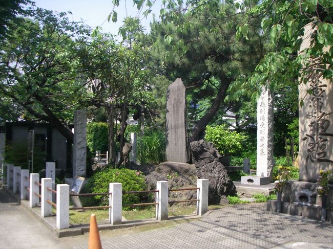 様々な慰霊碑や遺構が残っています。