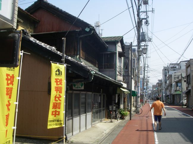品川宿に入ってくると、数少ないですが木造住宅も残っていました。結構道幅があります。