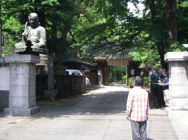 品川寺です。「ほんせんじ」と読みます。写真左は江戸六地蔵1番のお地蔵さんです。僧侶「地蔵坊正元」が江戸六街道の入口に地蔵尊を一体ずつ建立した1つだそうです。<br />（蒲田−品川寺間の走行距離：7.41Km、実走行時間：35分37秒、平均速度：12.5Km/hr）<br />