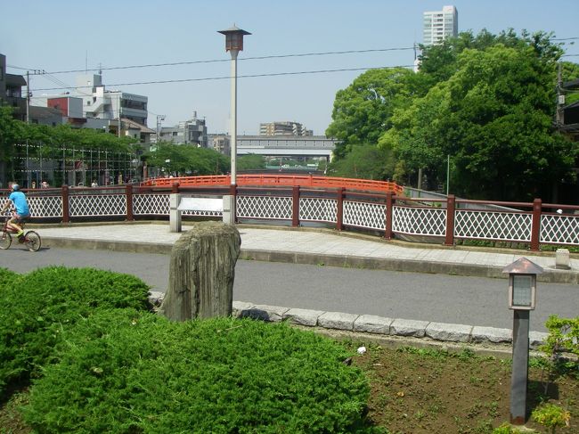 南品川と北品川を分かつ目黒川。向うの朱色の欄干の橋は荏原神社に通じています。写真は品川橋（旧名：境橋）上から撮っています。