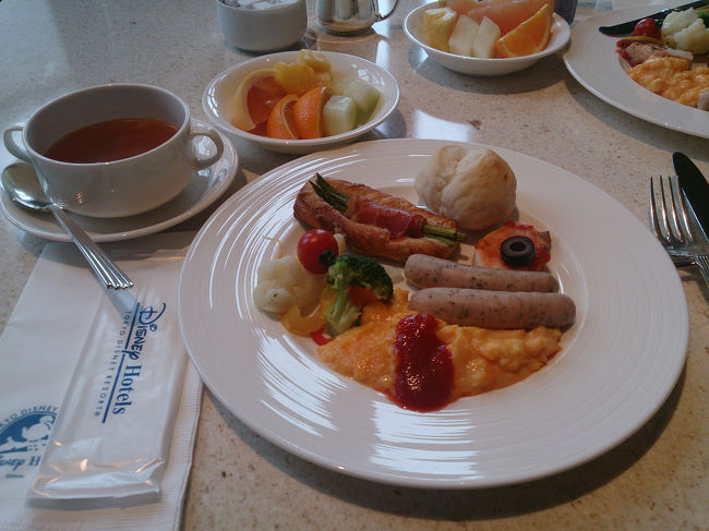 おはようございます(*^^*)<br /><br />AM6:50『オチェーアノ』にて朝食♪<br />パーク内ではなかなかお野菜が食べられないので、サラダとフルーツでビタミン補給します☆ (^-^)b<br />それと大好きなハーブソーセージ♪<br />とても美味しくいただきました(*^^*)