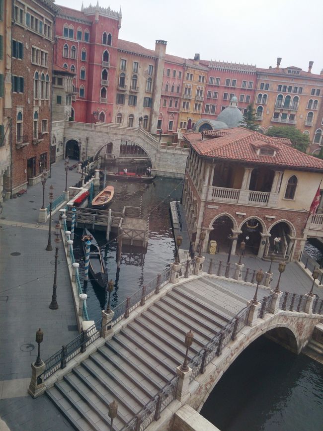 オープン前のゴンドラ乗り場です。準備中のキャストを見られるのもミラコスタならではですね(^-^)<br /><br />お土産を送るためにパッキングをします。