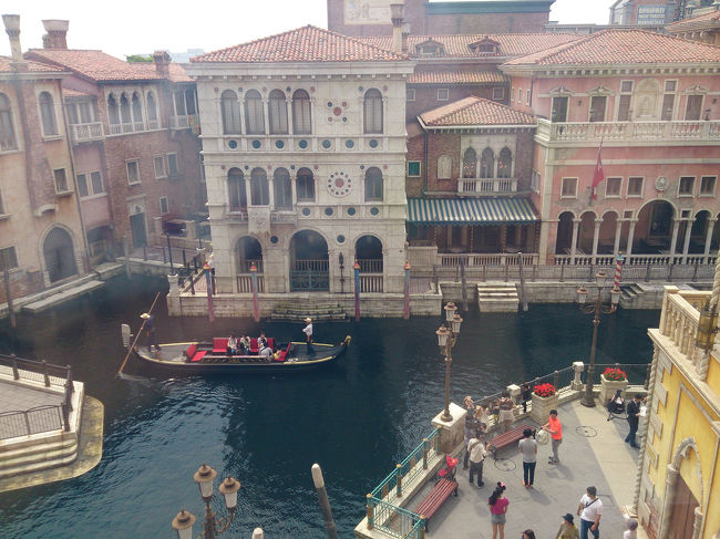 『ミッキランジェロ・ギフト』で買い物をして戻ってくると、もうゲストの姿が(^^)<br />私たちは今日ものんびりです。<br />ワンスのスニークがあるので、プレス関係の方々をたくさん見かけました。<br /><br />宅急便を専用カウンターに出して、チェックアウトを完了し、ベルデスクに手荷物を預けてAM10:15にパークイン♪<br /><br />まずは『トイストーリー・マニア』のFP発券へ向かいます。