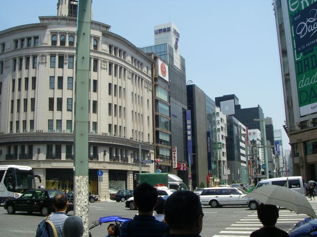 銀座の中心地を通ります。