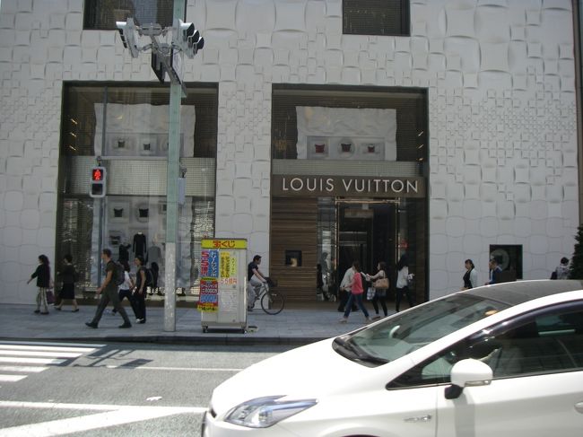 信号で止められる度に名を知るブランド店が街の角々にあるのが判ります。その1