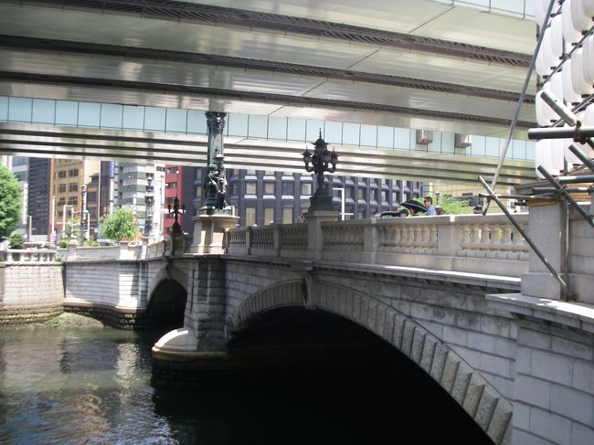 格調ある石橋です。その上に高速道路が跨いでいます。それは新日本橋なのでしょうか？？