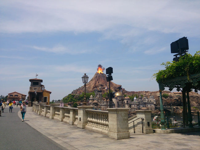 とにかく暑いので水分補給最優先！(^-^)b ということで<br />『バーナクル・ビルズ』に並びますが、ここでも20分待ち…。<br />「何でこんなに混んでるの？何かあったの？」と不思議がる母に、<br />「お母さん、これがディズニーランド(シー)やねん。 」と娘(笑)。<br /><br />ウーロン茶を購入して、リドアイルへ。<br />途中、プロメテウス火山が噴火しました☆<br /><br />リドアイルで、11:35からのショーを待ちます。<br /><br />すると隣に座った台湾人の男性が母に日傘を傾けてくれました(*^^*)優しい〜！<br />有り難く日陰に入らせていただきましたm(__)m