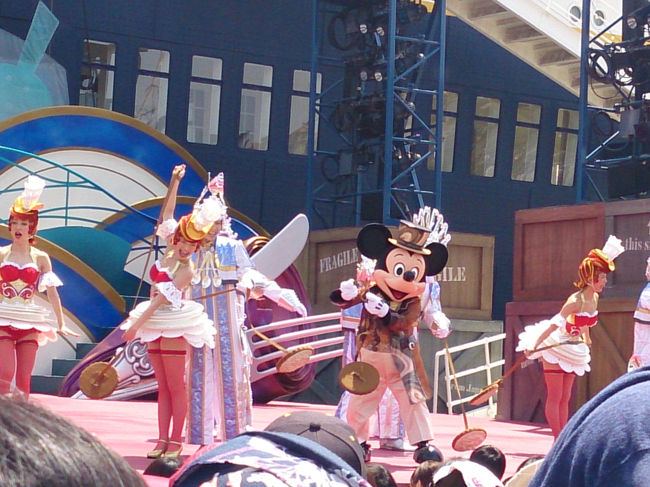 パイ投げ直後のミッキー(*^^*)<br /><br />リボンが付いているとはいえ、結構な勢いで投げてましたよ(笑)？