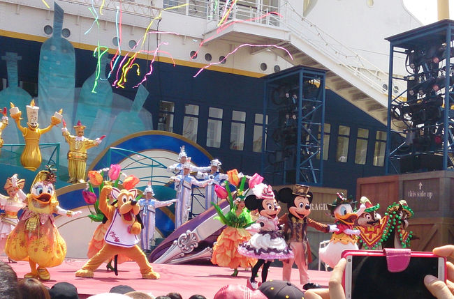 全員集合のフィナーレ♪<br />ああ！グーフィーが写ってない！<br /><br />幕の内弁当の具ーフィー、長身が栄えててカッコ良かったのに残念です(><)