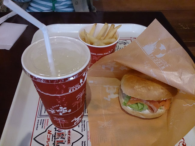 可愛くて美味しそうなショーを観たあとに、私達もランチ♪<br /><br />『ニューヨーク・デリ』で「スペシャルセット」と「シュリンプベーグル」、ドリンクはここでもやっぱり、熱中症予防のアクエリアスにしました。<br /><br />炎天下のショーでかなり体力を消耗してしまったので(><)、ここでまったり過ごします。<br /><br />のんびりランチの次は、お気に入りの場所(笑)リドアイルへ。<br />膝を伸ばして階段に座れるので母は楽なのだそうです(^^)