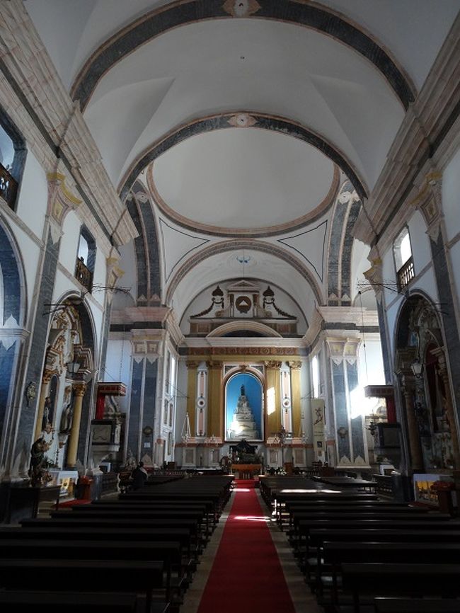 中心広場にある教会（Igreja Santa Maria da Devesa）<br />