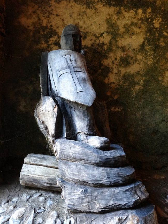 城の入り口には、木で造られた騎士がありました。