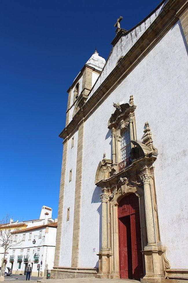 中心広場にある教会（Igreja Santa Maria da Devesa）<br />