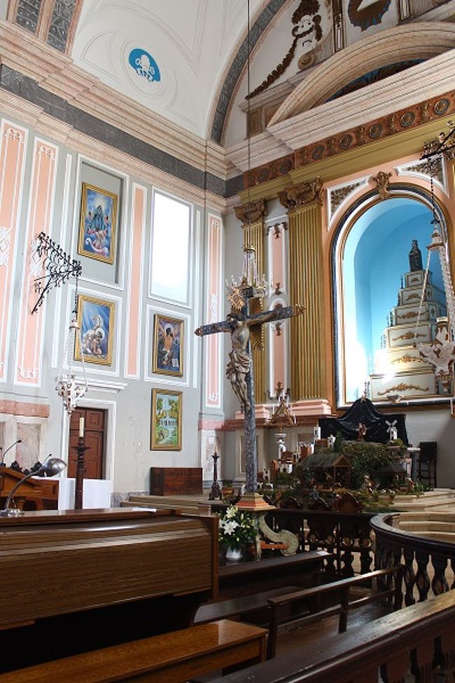 中心広場にある教会（Igreja Santa Maria da Devesa）<br />