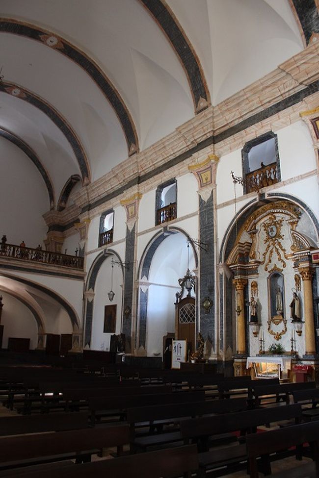 中心広場にある教会（Igreja Santa Maria da Devesa）<br />