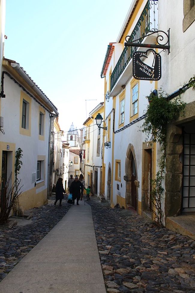 街の家は、白壁に黄色の縁が多いです。