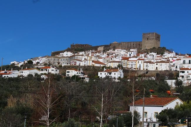 城壁に囲まれた街は丘の上にあります。