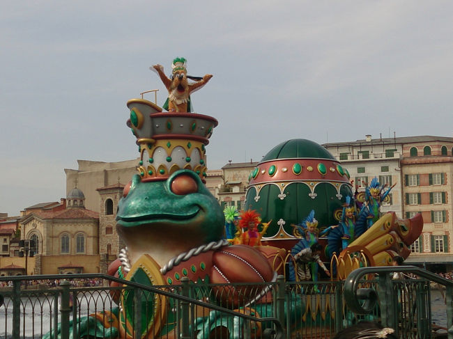 14:30『レジェンド・オブ・ミシカ』start♪<br /><br />フロートが大きい！！！<br />遠くからでもよく見えます。