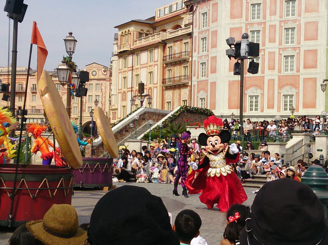 待ってました♪<br />ミニーちゃん上陸(*^^*)<br />真っ赤な衣装がとても似合ってて美人〜☆