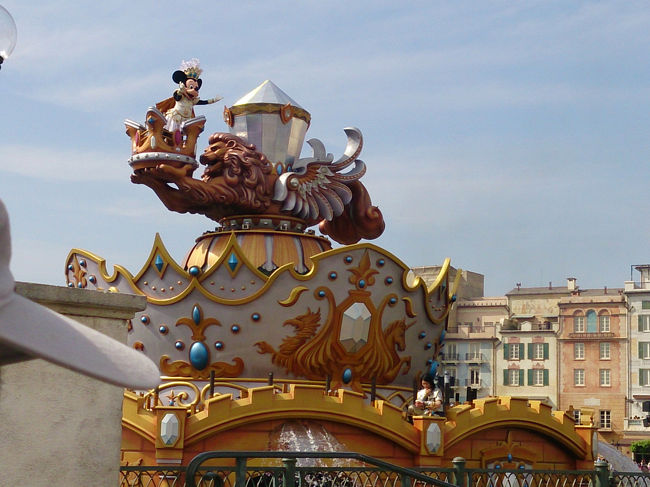 ショーの最中はずっと海の真ん中にいるので、どこから見ても遠かったミッキー。<br />最後にぐるっと周って来てくれました。<br />ものすごい存在感ですよね！<br />さすがスーパースター☆<br /><br />ショーのストーリー的には「？」という気もしましたが、見応えがあって迫力満点でした☆☆☆