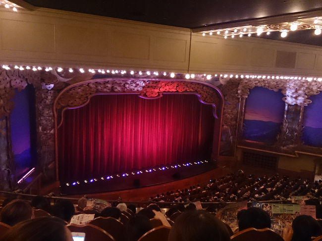 ショーの直後に『ブロードウェイ・ミュージックシアター』の「ビッグ・バンド・ビート」へ、滑り込みセーフ！(笑)<br /><br />写真は２階席最後列からの眺めです。<br />なかなか立派な劇場で期待が膨らみます♪<br /><br />内容は大人向けの本格的なショーで、予想してた以上にしっかり楽しめました♪<br />甘いスイーツばっかり食べた後の、ほろ苦いコーヒーみたいな(笑)。ずっとメルヘン一色だったので、良い気分転換になりました(*^^*)<br /><br />客席は涼しくて、ふかふかのシートに座っていたので、ちょうど良い具合にクールダウンにもなりました。<br />