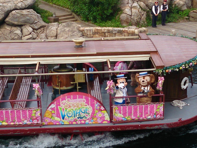 ミッキー＆ダッフィー登場！<br />こちらに手を降ってくれます♪<br />かわいい〜(*^^*)<br />ミニー＆シェリーメイは向こう側にいます♪