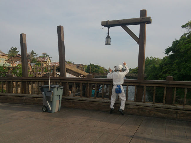 ついに！カストーディアルキャスト発見！！<br />どんどん人垣が増えていきます(^^)<br /><br />高度すぎる窓拭きのパントマイム！キュッキュッと音がしそうでした。レベル高すぎ！