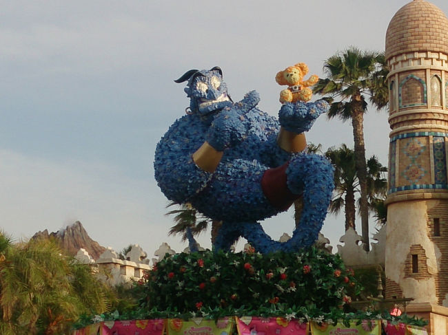 アラビアンコーストの『マジックランプシアター』へ行きます。<br />スタンバイ15分。待っている間、隣の『カスバ・フードコート』からカレーの良い香りがしていました(^^)<br /><br />ジャファーのユルい笑いにリラックスして(笑)、最後予想外の衝撃を受けて(笑)あっという間に終わりました。<br />外へ出るともう日が傾いています。<br /><br />マーメイドラグーンを通り過ぎ、待ち時間5分の『海底２万マイル』へ。<br />「これ、ほんまに潜ってるの!?」と驚く母に「そんなわけないやん…」と呆れ顔をしながら、<br />「そう言えば私も初めて乗った時まったく同じこと言ってた！」と思い出し、自分でも呆れました(笑)…親子やなぁ(^^;<br /><br />夕食の前に買い物を済ませることにして『マグダックス・デパートメントストア』へ。<br />ダッフィー＆シェリーメイのぬいぐるみストラップ２ペアと、ミニタオル、クッキー缶を買いました。<br />ぬいぐるみはしっかり顔を見て選びましたよ(^^)b<br />ひとつひとつ表情が全然違うんですよね。<br />