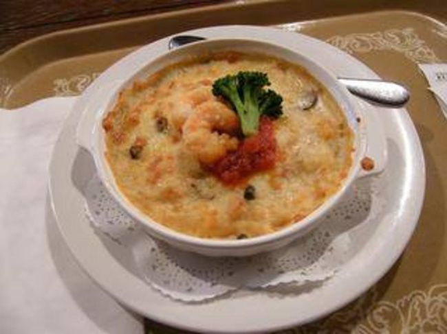 18:50『カフェ・ポルトフィーノ』で夕食。<br />母は「シーフードドリア＆アイスティー」、私は「ジェノヴェーゼ＆アイスコーヒー」。サラダをシェアしました。<br />すっかり疲れてしまってメニューをあれこれ選ぶ元気もなく、二人とも絶対に好きなものを私が勝手に注文しました(笑)。<br /><br />美味しくいただいてお腹が満たされ、うっかりするとそのままテーブルで寝てしまうんじゃないかという(笑)心地好い疲労感のまま、レストラン内でファンタズミックの開演を待ちます。<br /><br />20:00に始まる『ファンタズミック！』のバケーションパッケージ観賞エリアへ。<br />エリア内は先着順の自由席です。<br />前列の椅子席はいっぱいだったので、２列目の立ち見に並びます。<br />すると椅子席の御婦人方が席を詰めて母のために場所を作って下さいました。<br />リドアイルの日傘といい、ゲストの皆さんも本当に親切な方ばかりで、感激しました。<br />ありがとうございました。<br /><br />『ファンタズミック！』はムービーで撮ったので写真がないのですが、水面に映る光が幻想的で美しく、感動的でした♪<br />豪華なパイロット花火が間近で見られて迫力たっぷり☆、ショー観賞券をファンタズミック！に使って良かったなと思いました(*^^*)