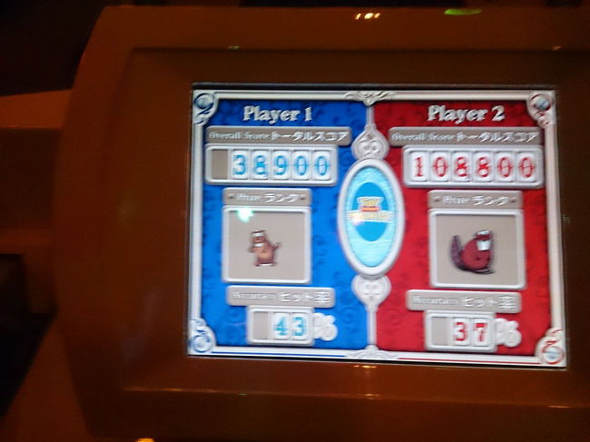 慌てて写真を撮ったのでボケてますが、青が母、赤が私です(*^^*)<br />スコアは私のほうが上回ってますが、的中率は母のほうが高い！！！<br />ちょっと悔しい(笑)。<br />母も悔しいらしく(笑)終わってすぐに「もう一回やりたい」と言ってました(^^;<br />二人とも負けず嫌いです(((^^;)