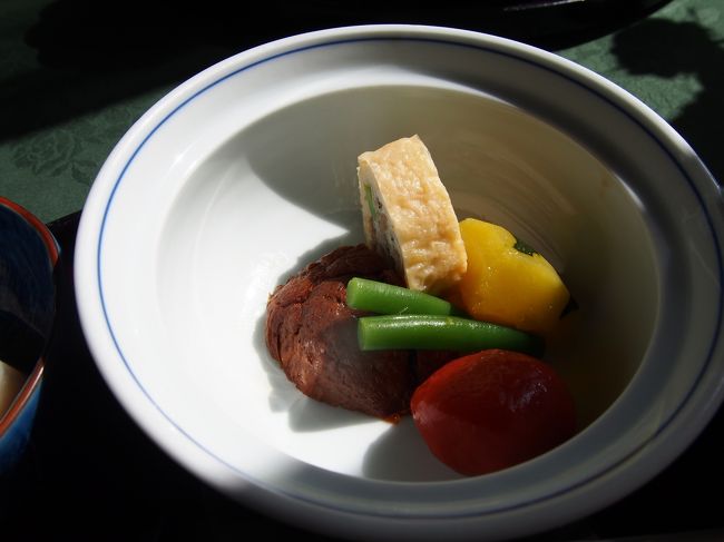 煮物。<br /><br />赤い色をしたものは蒟蒻でした。