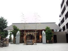 更に２０分ほどのんびり歩いて、神楽坂の赤城神社をお参り。

新しいお社だなと思ったところ、 隈研吾によって設計されて２０１０年に完成した新しいものだそう。

スフィンクスのような狛犬がユニークです。

この後は、神楽坂で一杯飲んで帰ります。贅沢な一日、ごちそうさまでした。