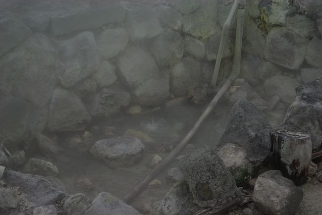岩ばかりの中に、ところどころ温泉の湧き出る箇所があって、こうして温泉だまりを作っています。<br />底の方から絶えず気泡が浮き上がって来て、ボコボコ、ブツブツ音がします。