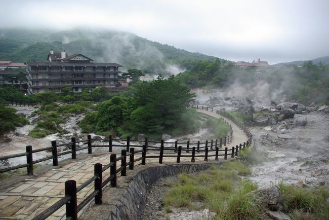 「展望休憩所」からの眺めです。真知子岩の上にあり、「お糸地獄」が右手になります。左の建物が「九州ホテル」です。<br />１８：１５。もう誰もいません。