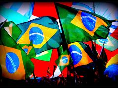 ６４年ぶりにブラジルの地で行われる今大会。

ただし
今回のこのＷ杯開催に当たって発生した諸々の騒動（工事が間に合わない、予算の掛け過ぎ、Ｗ杯反対デモの頻発）の為、ＦＩＦＡも国民ももう懲り懲りの状態.....

もう....二度と.....いや今世紀中には......この地でＷ杯が行われる事はないだろう........といわれています。

ブラジル人すらそう言っています　苦笑。